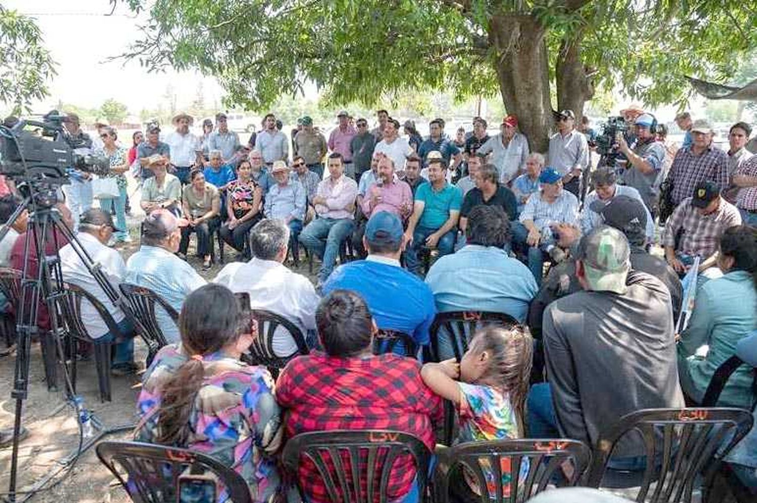 Insfrán recibió un contundente apoyo a Unión 
por la Patria de comunidades del interior