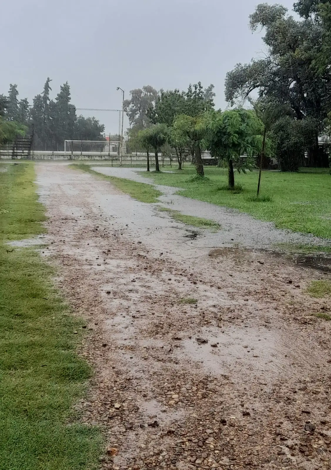 En estas condiciones se encontraba ayer el ingreso al estadio Enrique "Quique" Da Dalt. Luego hubo más precipitaciones por ende las autoridades rojinegras y de la Liga decidieron postergar la tercera jornada para mañana miércoles.