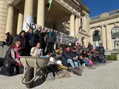 Movilización al Municipio para pedir que se reactiven obras públicas en barrios populares de la ciudad