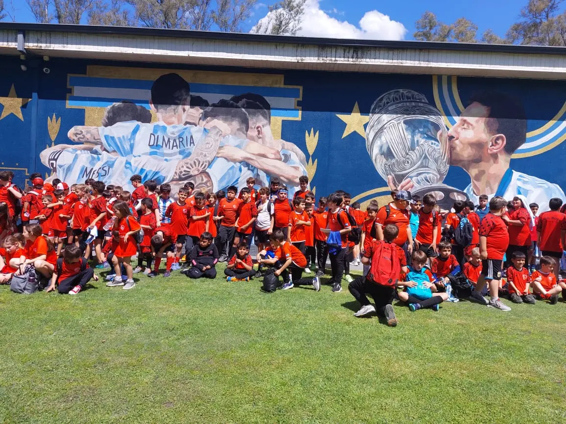 En septiembre del año pasado, la escuelita de Mitre visitó el Predio de la AFA donde consguió la camiseta firmada por el 10.
