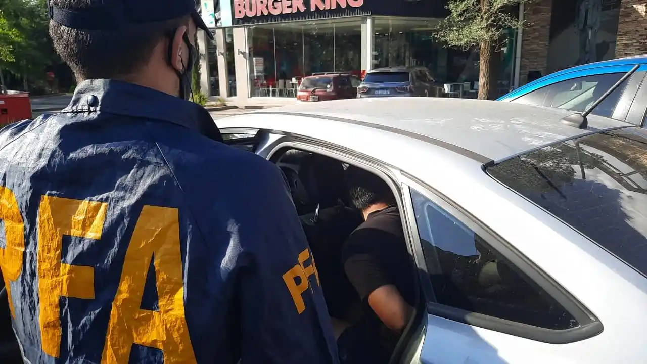 Esperanza: tres aprehendidos y secuestro de droga en dos procedimientos policiales