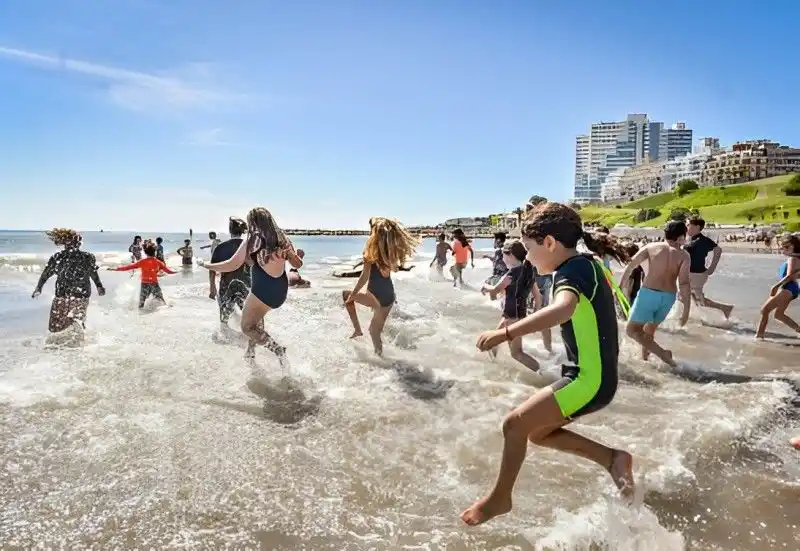 Al agua. En la Playa Deportiva de Bahía Varese