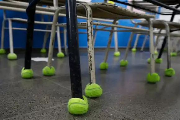 Pusieron pelotas de tenis en los bancos para que un chico con autismo no sufra por los ruidos