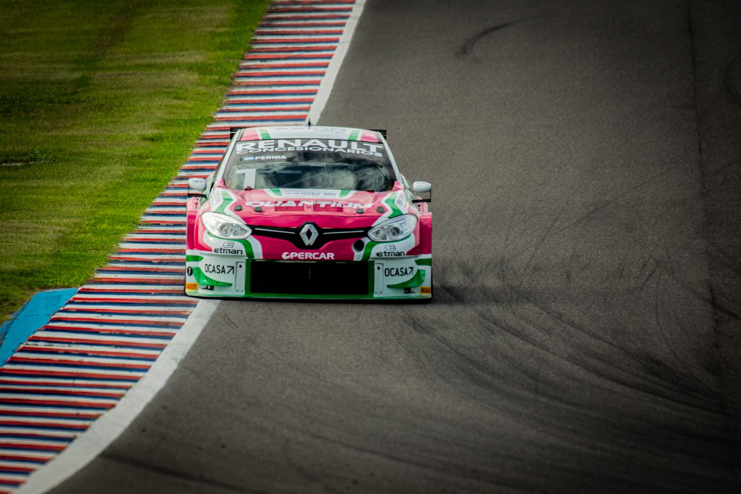 FOTO TC2000.COM.AR En Termas de Río Hondo, Pernía aceleró hacia otro título.