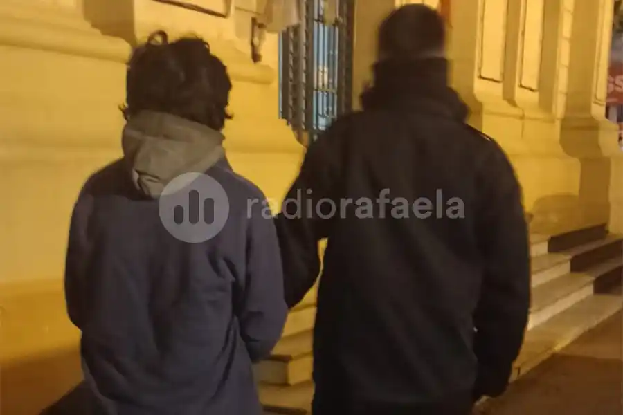 Rompió los vidrios y entró a robar en una propiedad ajena 