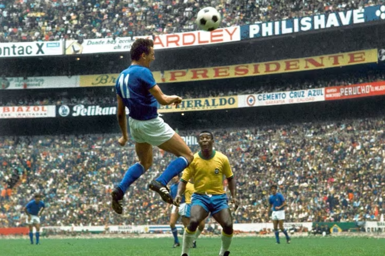 Gigi Riva gana en las alturas ante la atenta mirada de Pelé en la final del Mundial de México 1970 (Foto AP/Carlo Fumagalli)