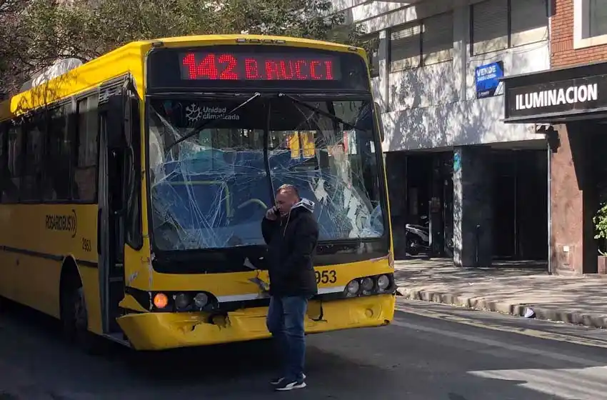 Dos colectivos chocaron en pleno centro de Rosario y una persona terminó herida