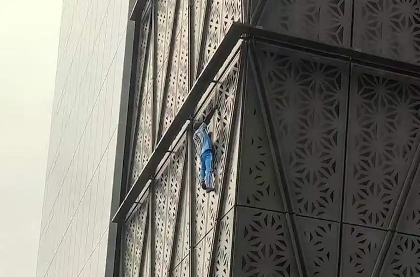 Pánico en las alturas: un influencer polaco fue rescatado tras treparse a un edificio de Puerto Madero y quedó detenido