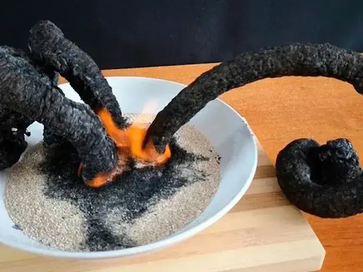 La menor sufrió quemaduras durante el experimento “la serpiente del faraón”.