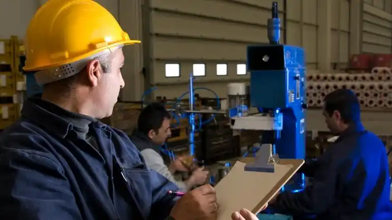 La producción industrial acumula 14 meses de caídas consecutivas