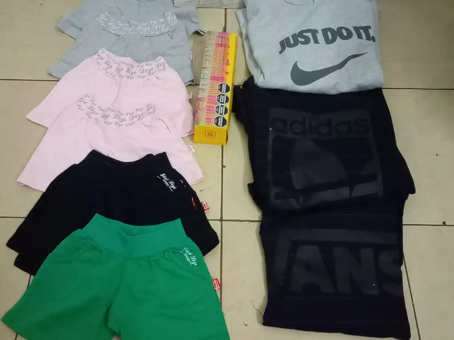 Entre lo sustraído encontraron tres buzos de frisa, siete pantalones cortos de niño y una caja de alfajores Havanna.