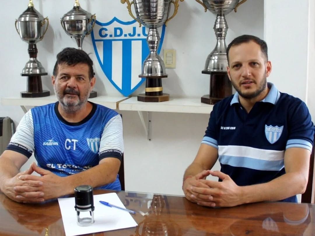 Miguel Fullana y el presidente del club, Cristhian Gómez, tras formalizar el vínculo.