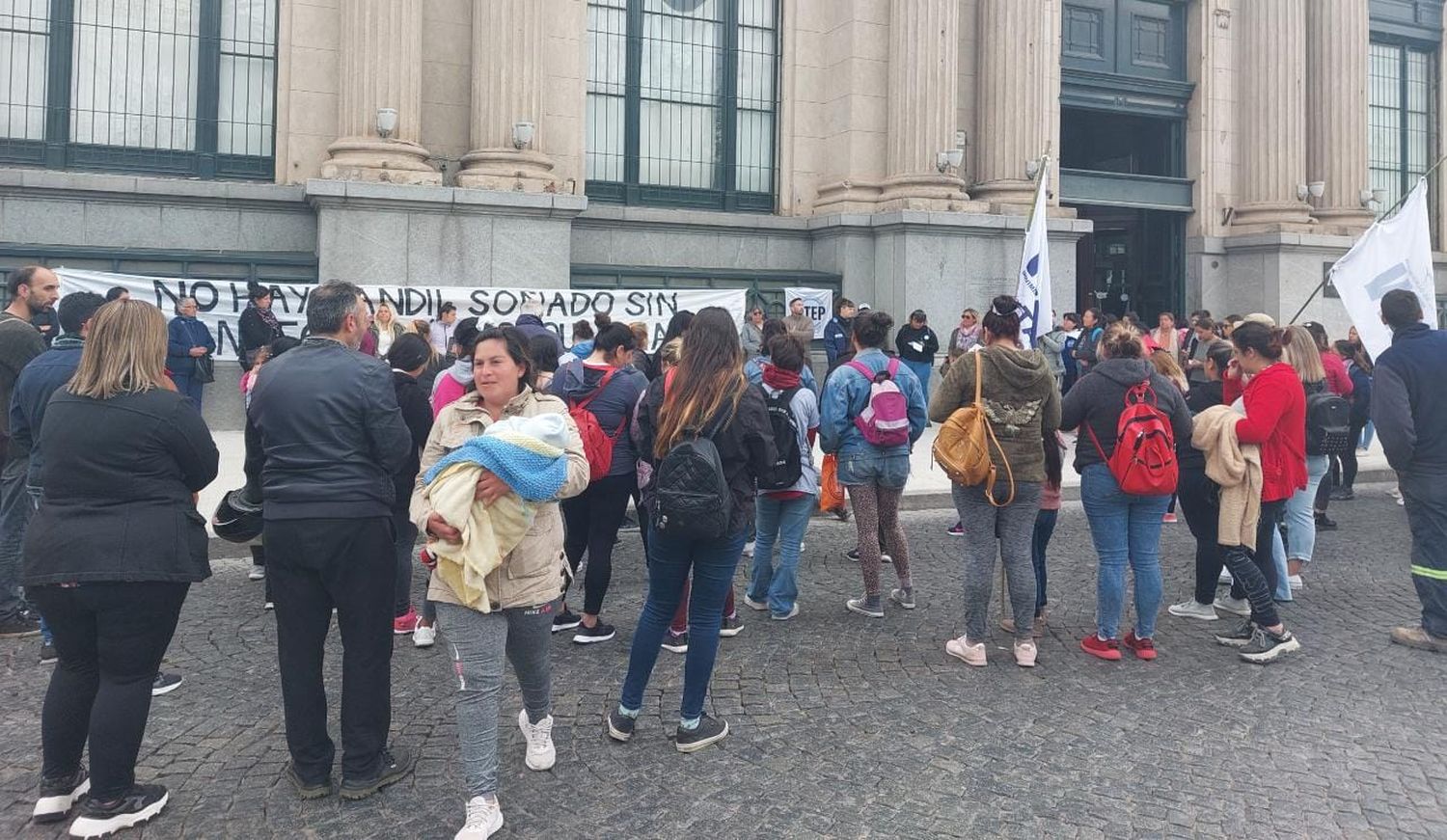 Frente al Municipio, la UTEP reforzó el reclamo por el acceso a los servicios en los barrios