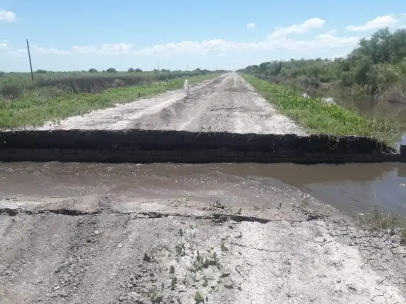 Los Amores: colapsó el puente sobre la Ruta 30 y cruzan a pie el canal