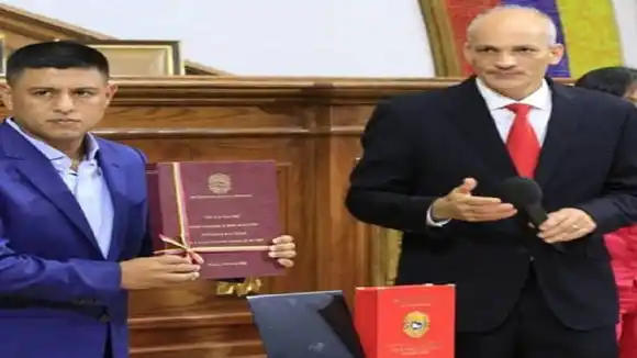 LA AN tiene hasta diciembre para sancionar el presupuesto del 2024: Ricardo Menéndez lo entregó sin dar cifras