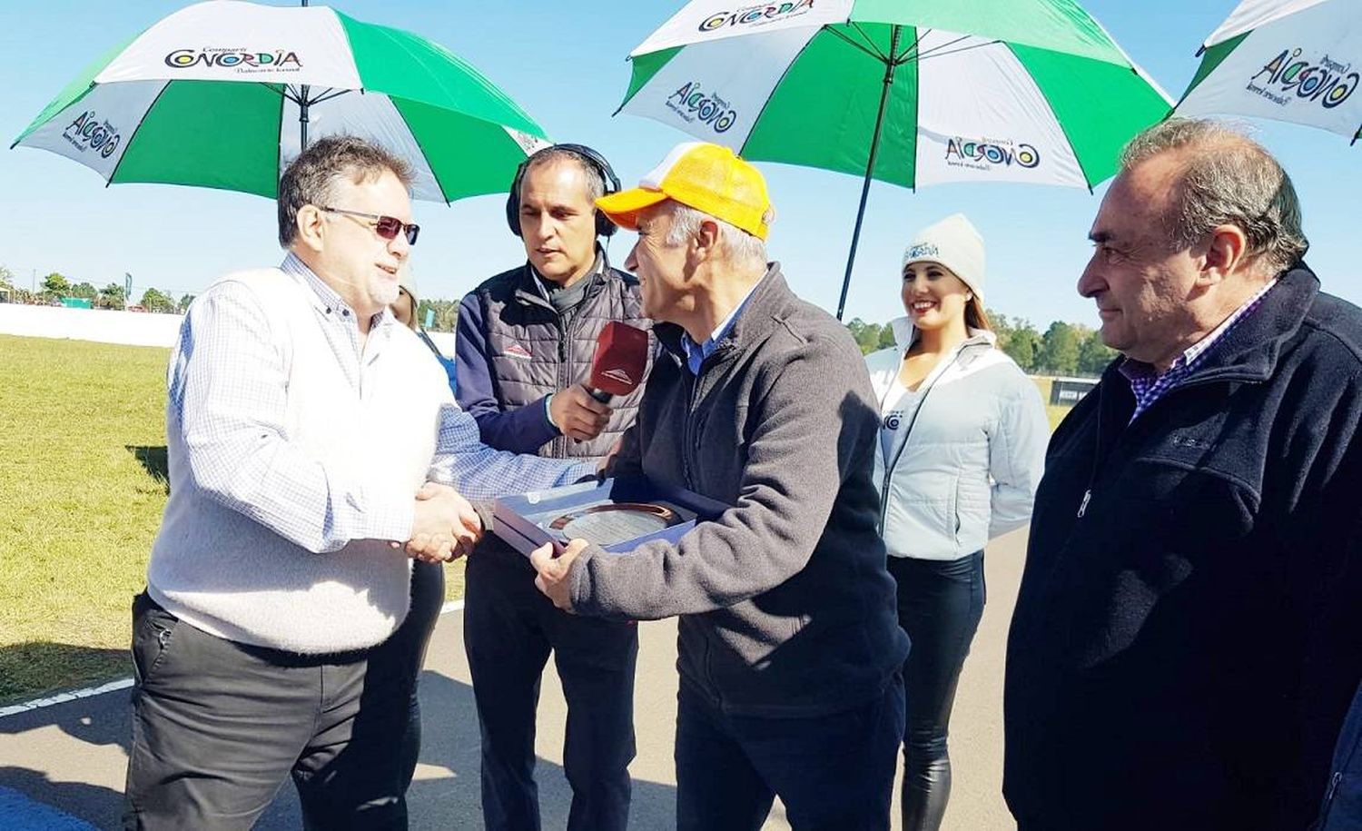 Gran reconocimiento para Nelson �SChiqui⬝ García en el Autódromo