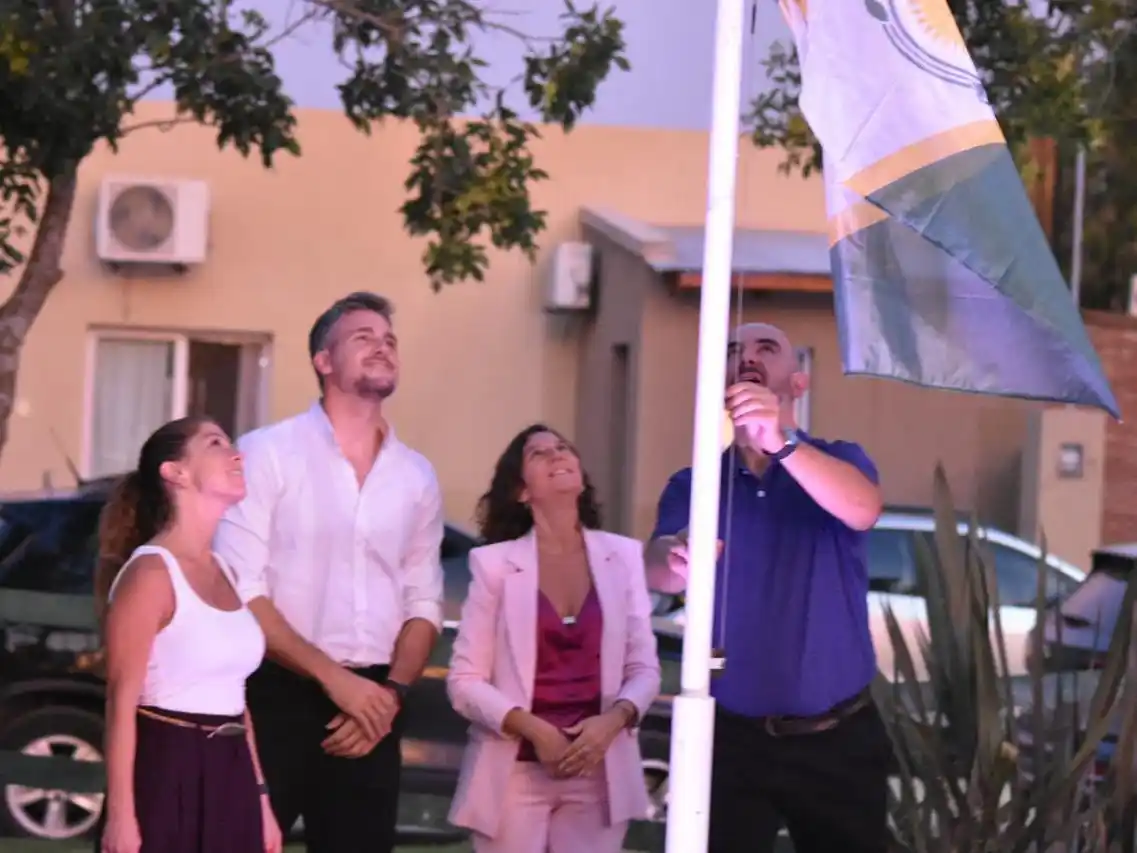 Hernán Guardia izando por primera vez la bandera del departamento. Foto: Gentileza.