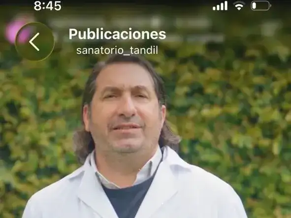 En el posteo, Juan Salceda con su guardapolvo blanco.
