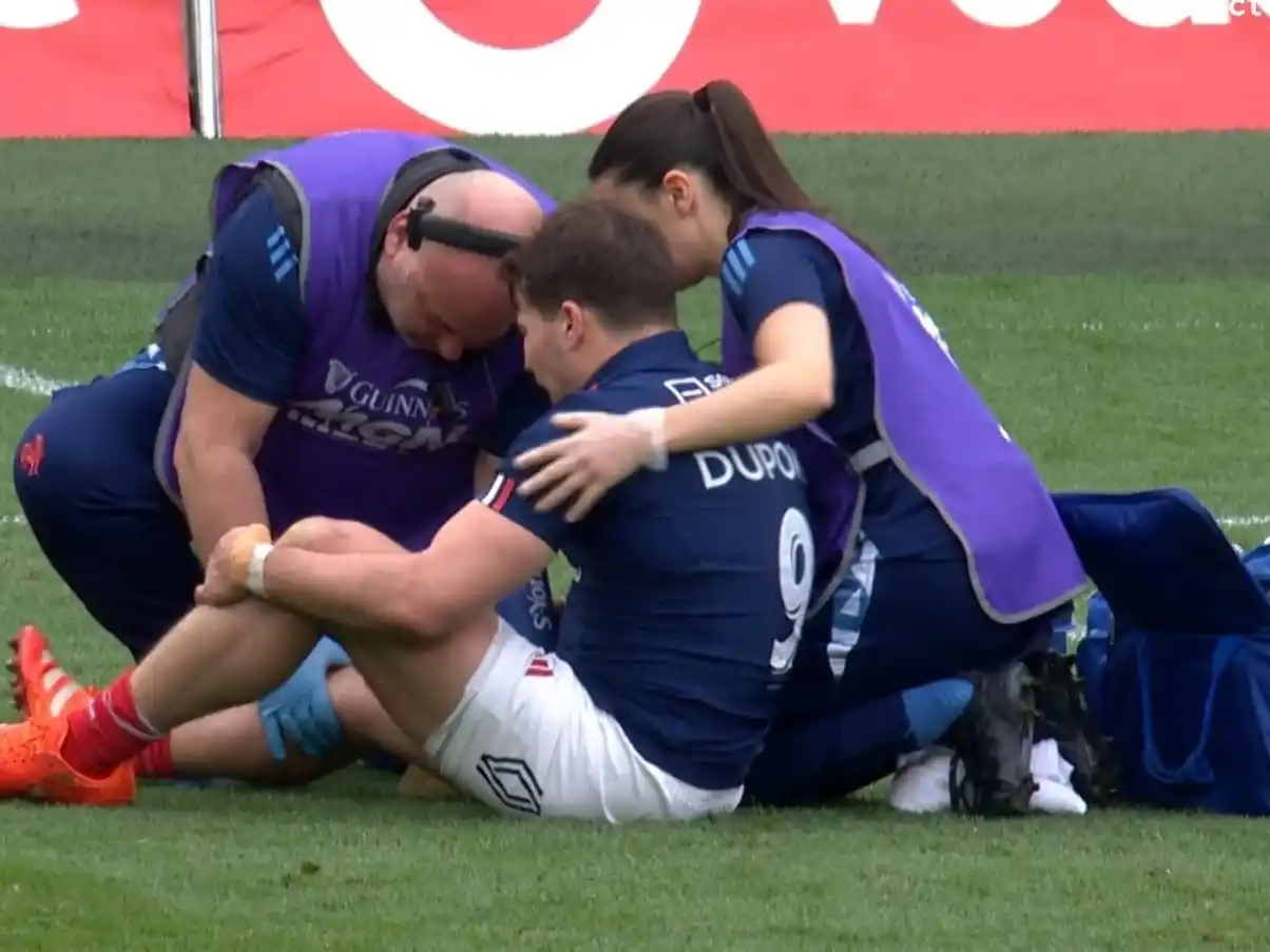 Dupont es atendido en la cancha.