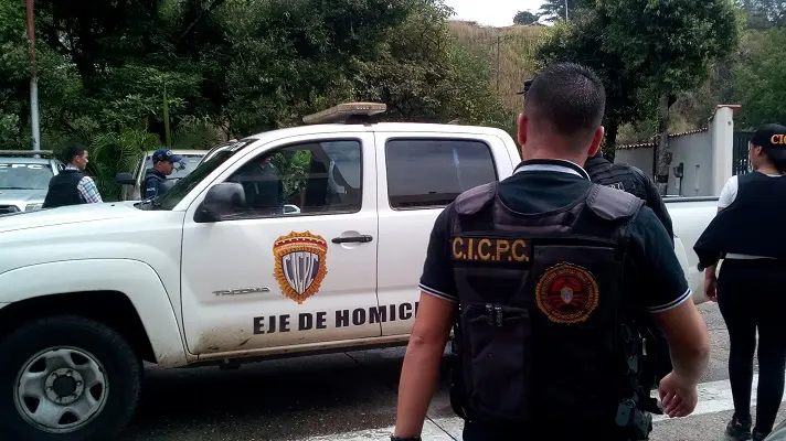 POR FALSIFICAR DOCUMENTOS Madre e hijo fueron detenidos