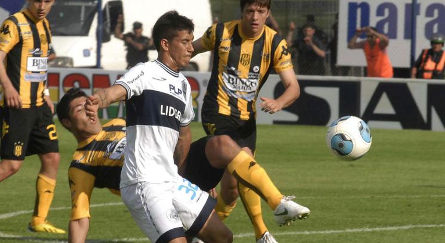 Gimnasia venció a Olimpo y quedó a tres puntos de la punta
