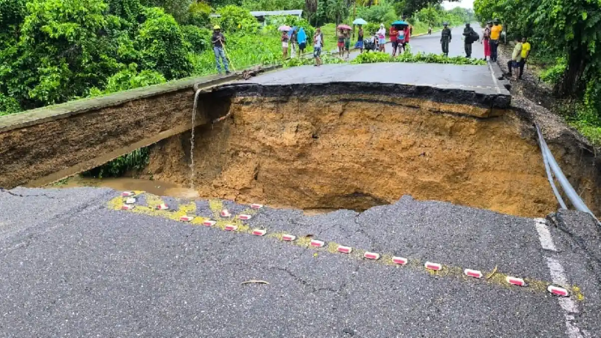 SE ABRIÓ TRONERA: Carúpano y Güiria quedaron incomunicados luego que tramo de carretera colapsara por las lluvias