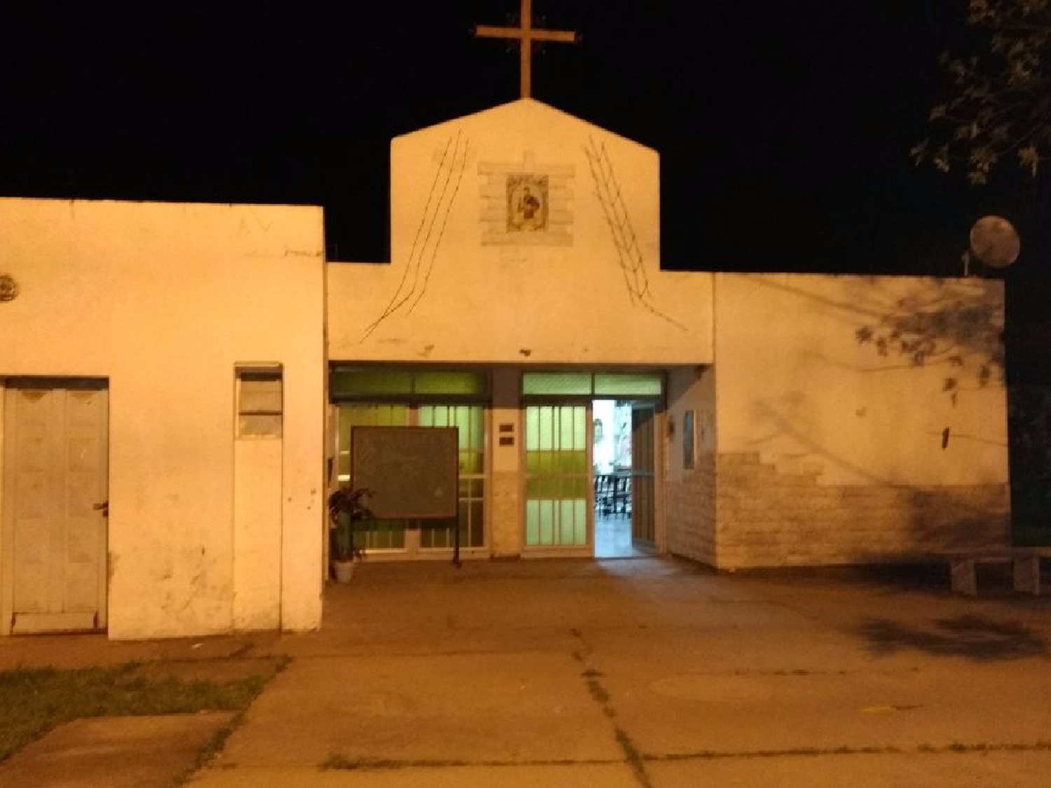 Roban lata de pintura en capilla de San Cayetano