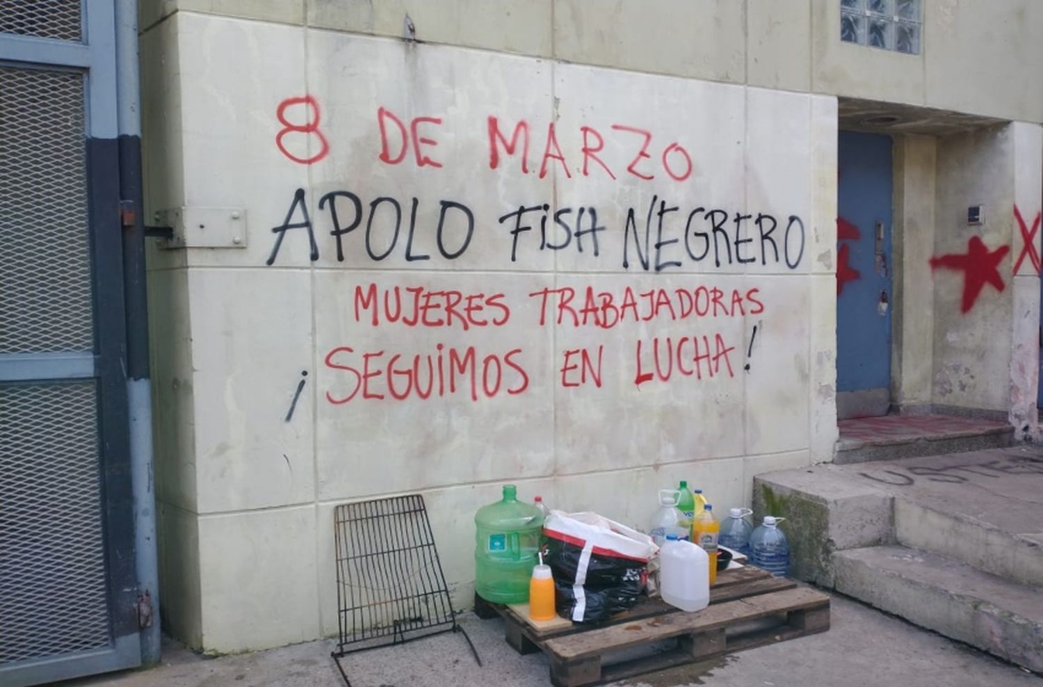 "Feliz Día de la Mujer": cumple seis días el acampe de trabajadoras despedidas sin causa en el Puerto