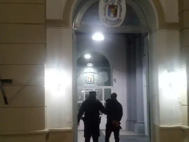 Detenido por desobediencia judicial y amenazas contra su hermana en el Barrio 338