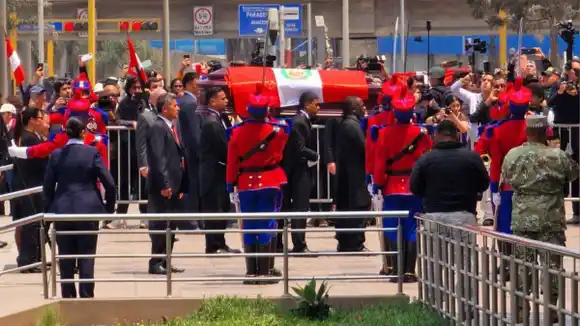 Largas filas para despedir a Alberto Fujimori en Perú