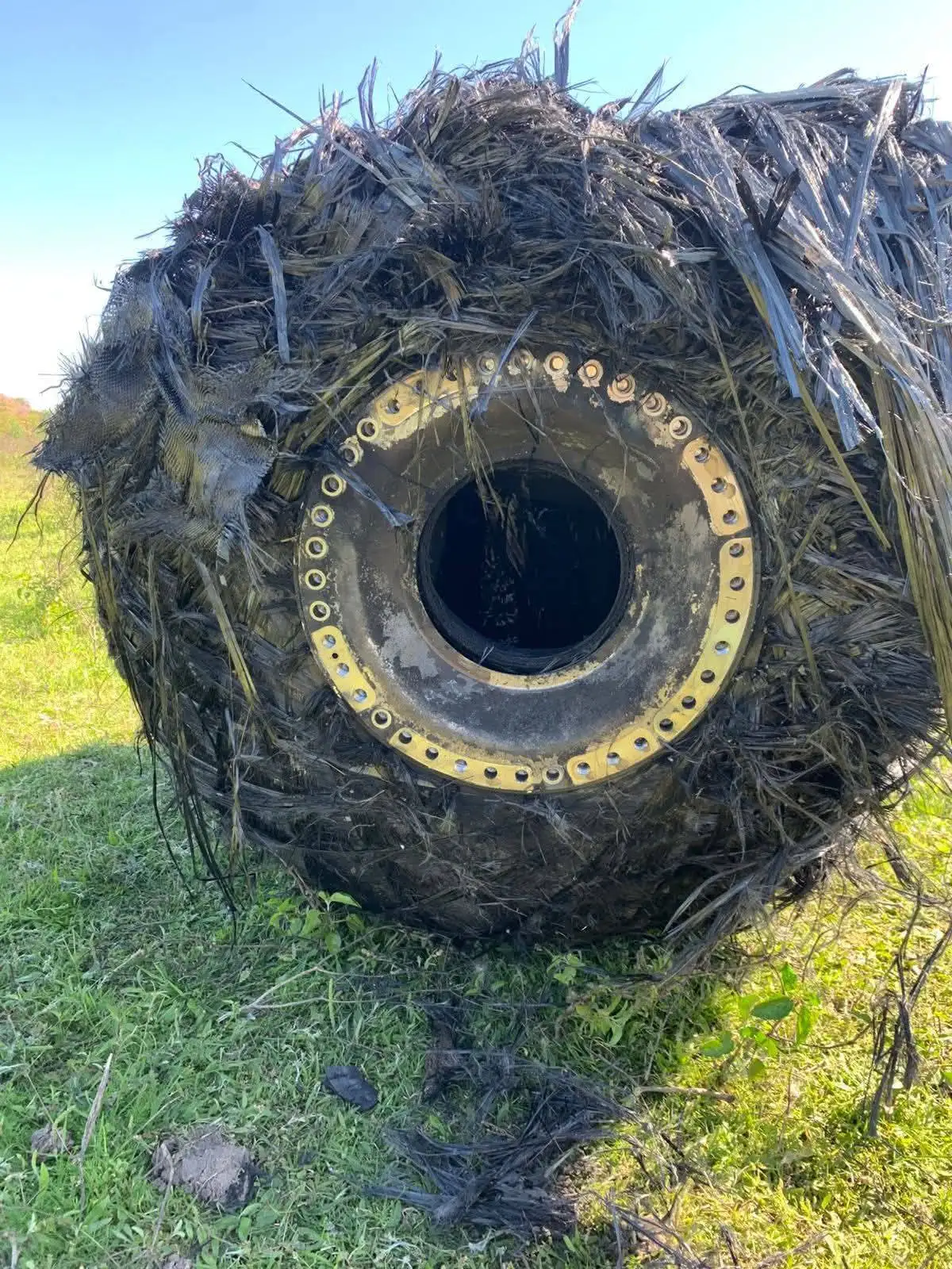 Misterio en la zona rural: cayó un objeto metálico del cielo chaco - 6
