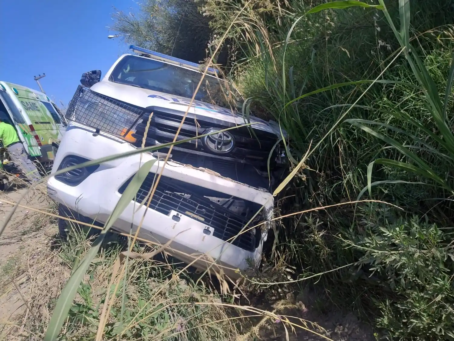 Según las primeras informaciones, el conductor realizó una mala maniobra por causas que aún son materia de investigación.