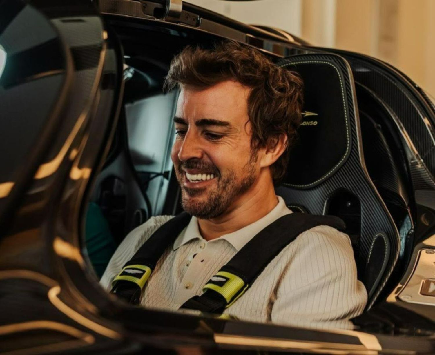 Fernando Alonso recibe su Aston Martin Valkyrie personalizado