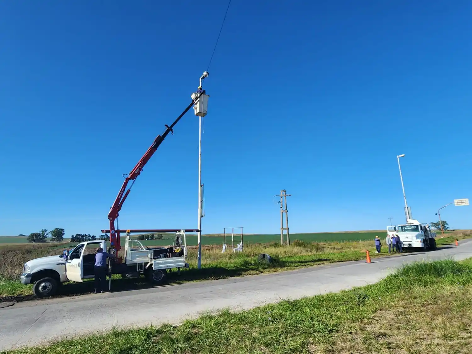Trabajan en la restitución del servicio eléctrico en la rotonda Scarminacci