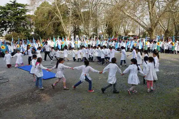 Día del Maestro: Inza participó de los festejos en Azul