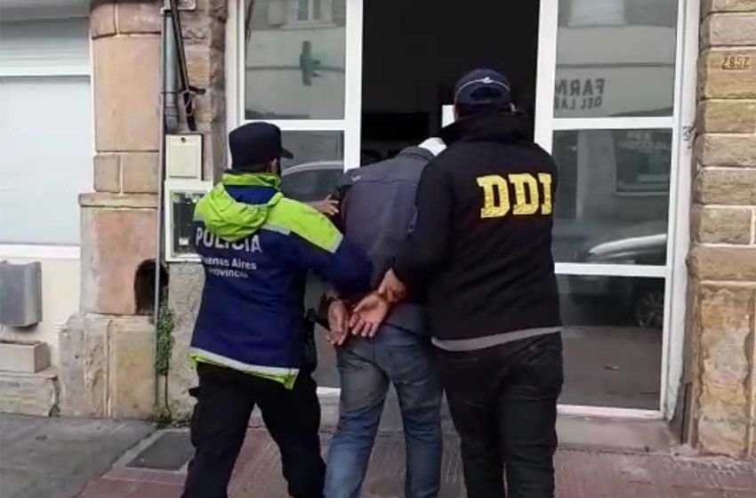 Detuvieron a empleados municipales por robar más de 10 mil dólares a dos ancianos