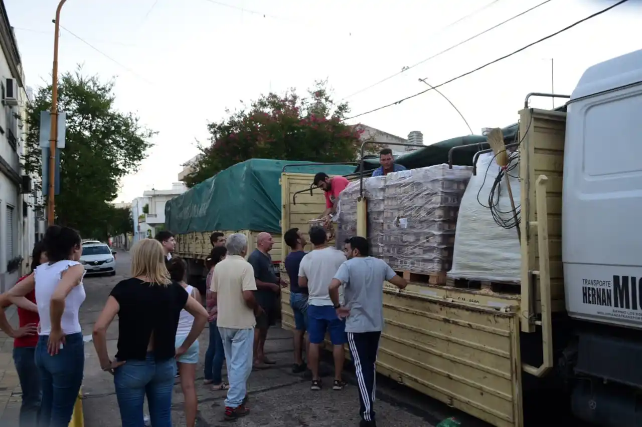 Nación envió camiones con asistencia para evacuados de Concepción del Uruguay