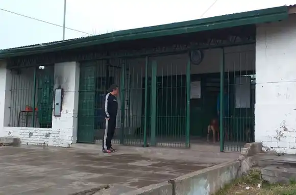 Robaron la mercadería de un proveedor en la puerta de la Escuela 47