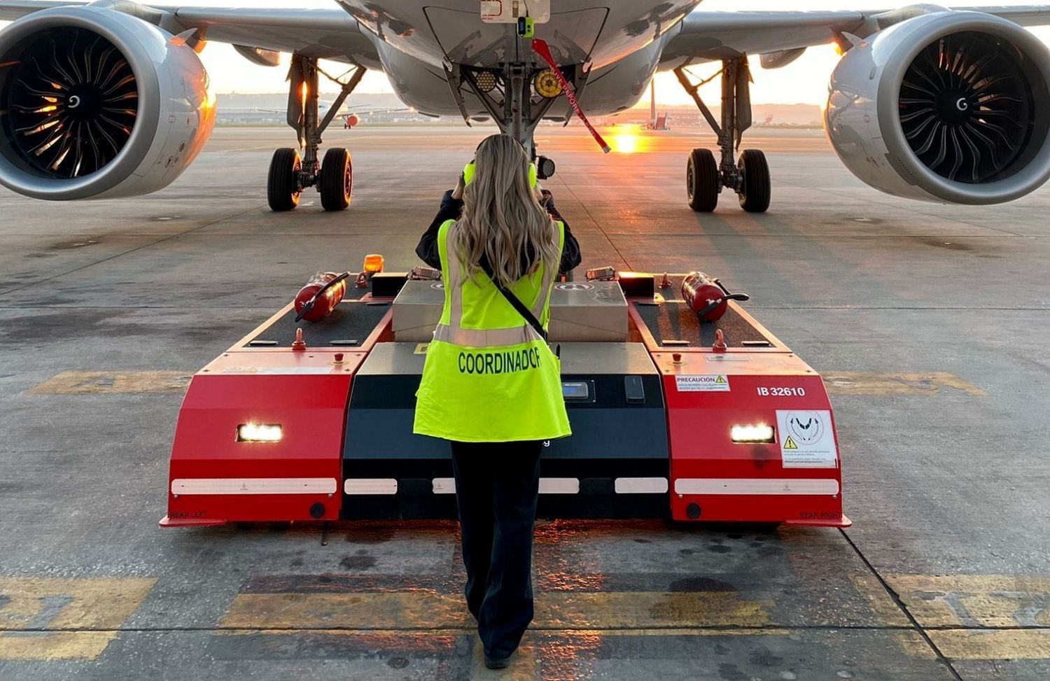 Iberia Airport Services empieza a utilizar vehículos de pushback eléctricos y a control remoto