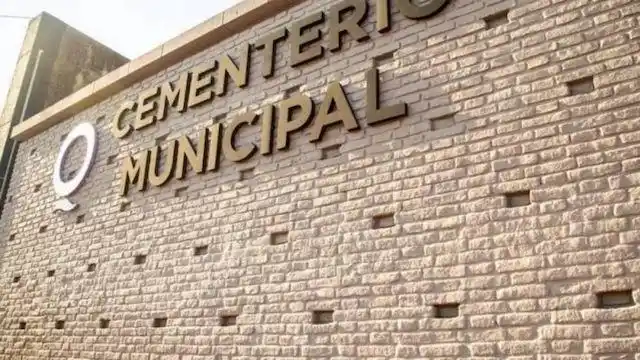 Los empleados de la morgue del cementerio recibieron al hombre con el cadáver.