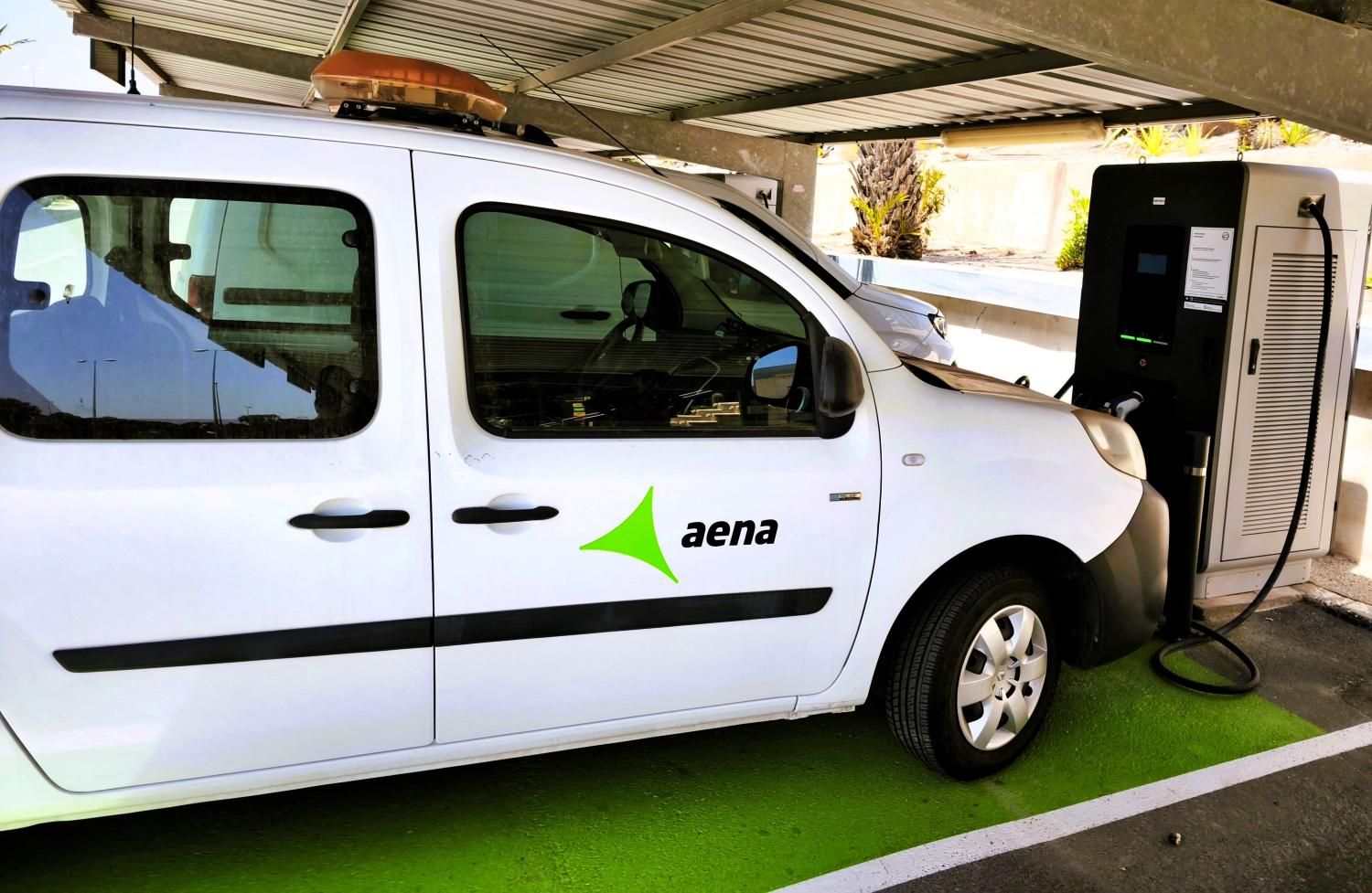 Aena instala más de 60 puntos de carga de vehículos eléctricos en aeropuertos de Almería y Vigo