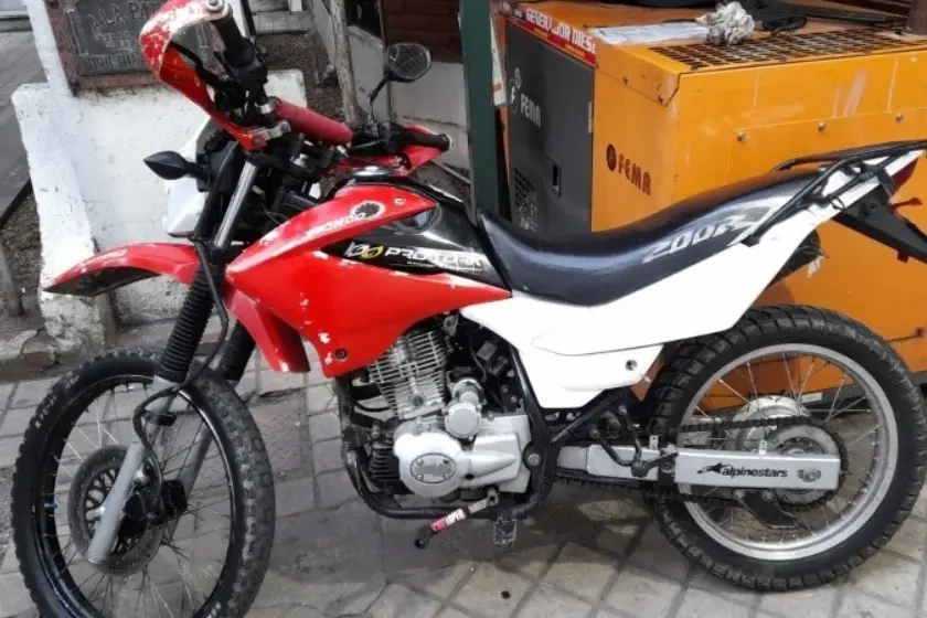 Dos motochorros detenidos tras robar un celular a la salida de un boliche