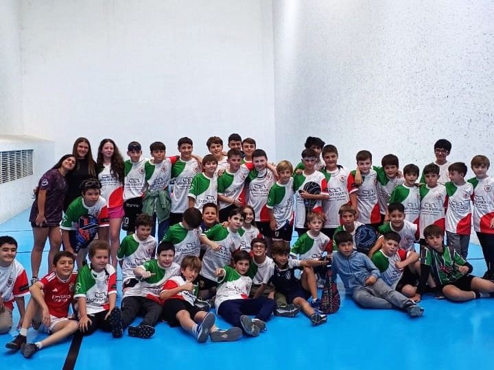Unos 70 jóvenes practican pelota a paleta en el la institución.