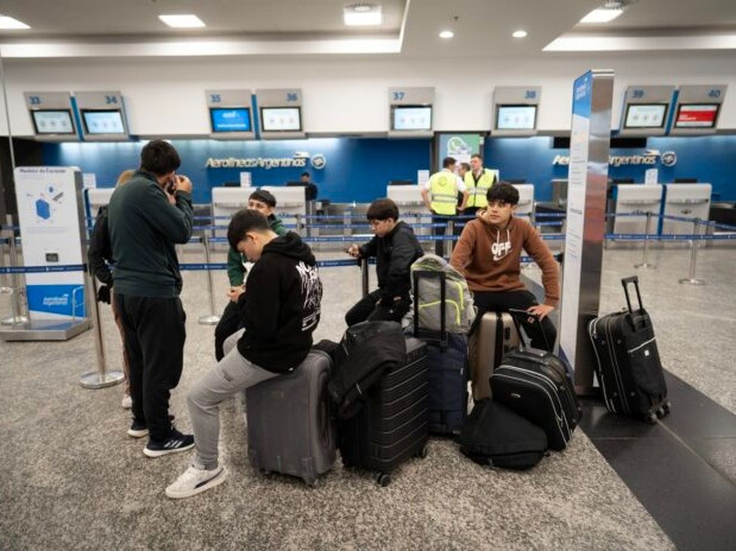 Personas esperan frente al área de registro tras la cancelación de vuelos. (Xinhua)
