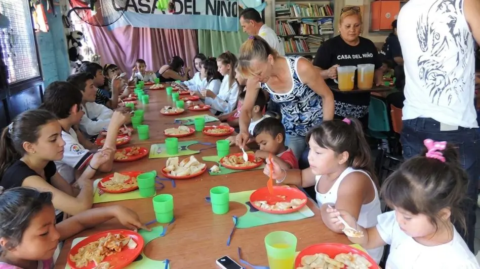 Ante la falta de apoyo del Estado, un grupo de mujeres atiende solidariamente cinco comedores marplatenses