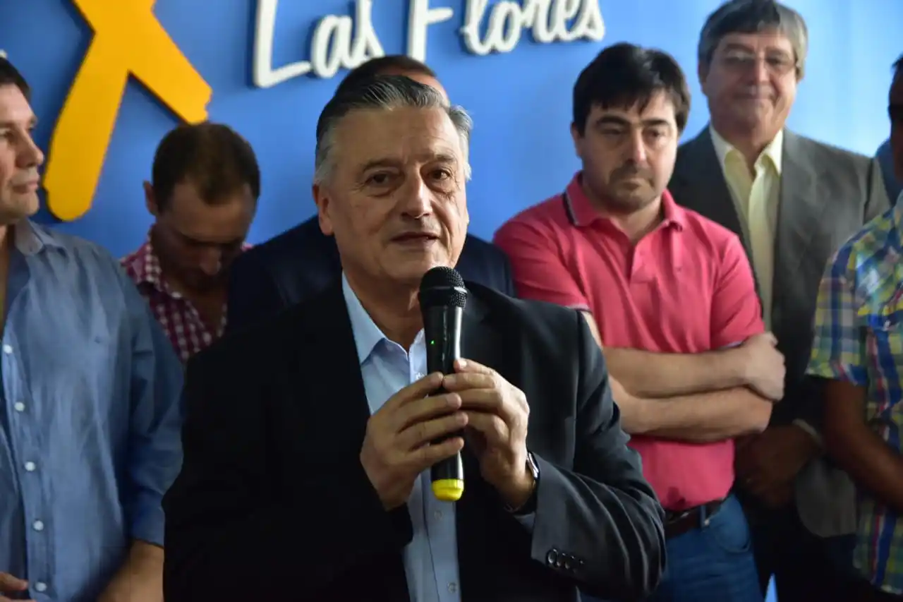 Intendente de Las Flores apoyó a vecinos que protestan por el nivel de arsénico en el agua