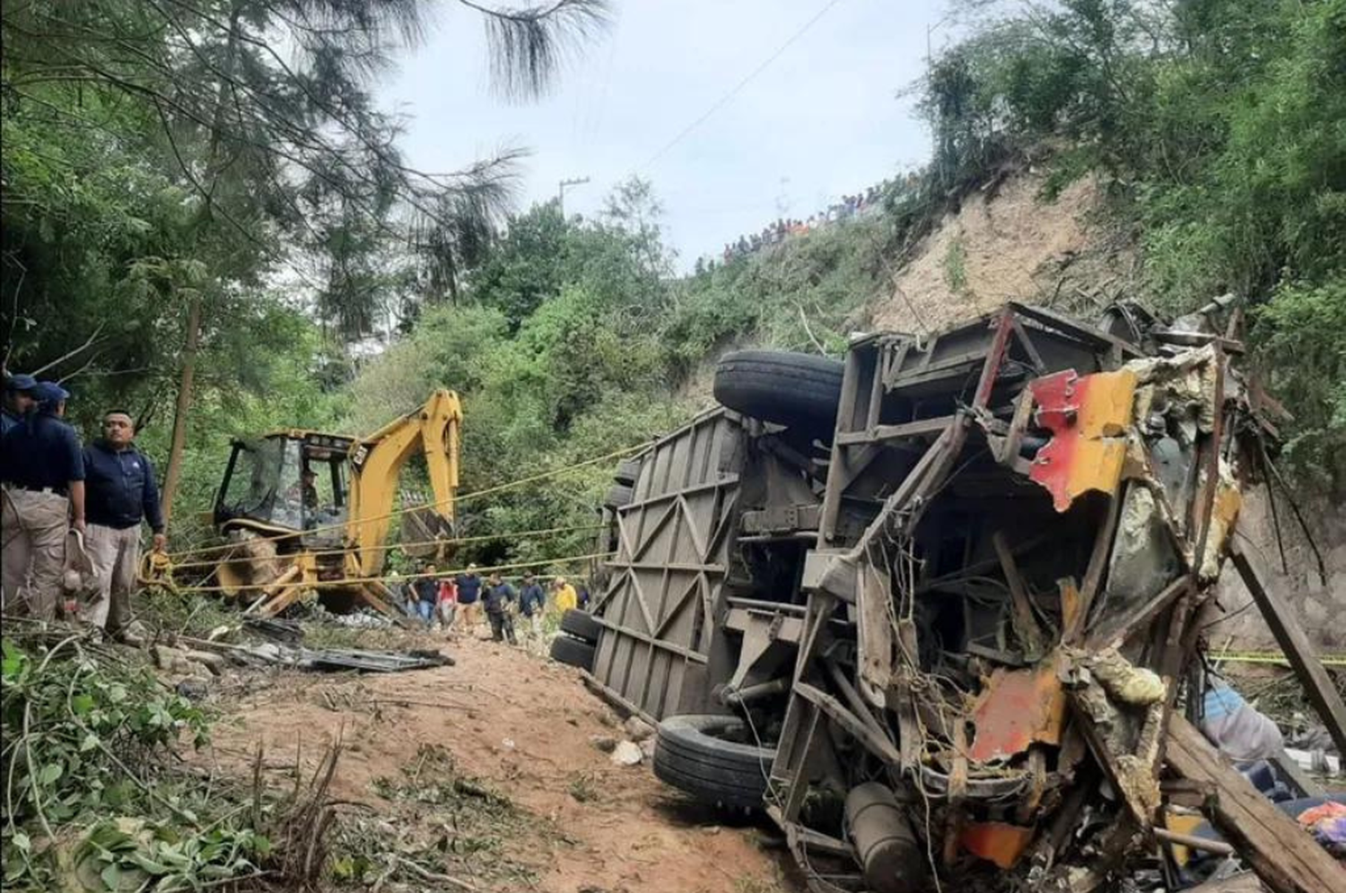 Video: un autobús de pasajeros volcó en México y dejó al menos 29 muertos
