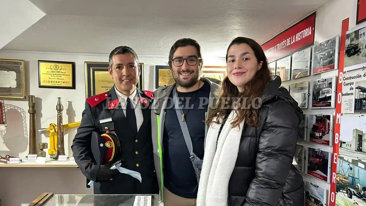 Natalia y Nahuel Ferrero sobrinos nietos de Roberto Rodríguez, junto a Maximiliano Llanos