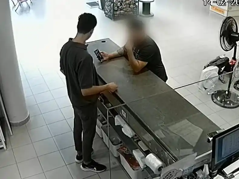 El hombre fue identificado gracias a las cámaras de seguridad de los lugares donde realizó las transacciones.