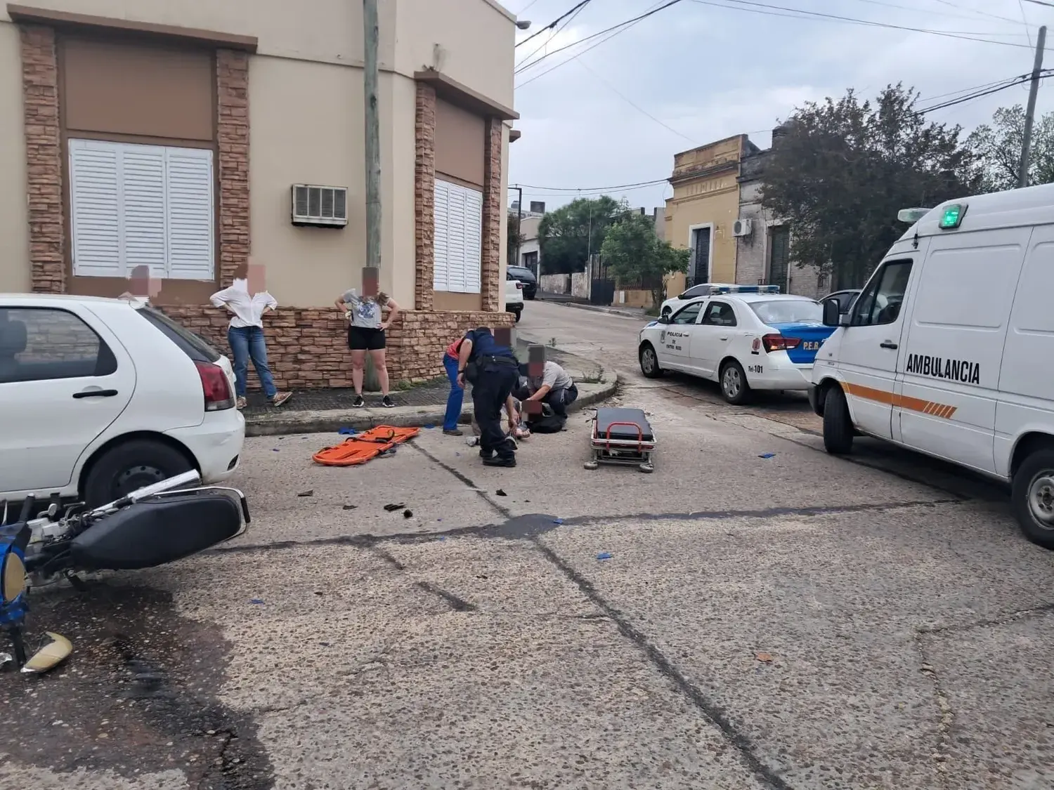 Un joven fue trasladado al Masvernat tras un choque entre un auto y una moto